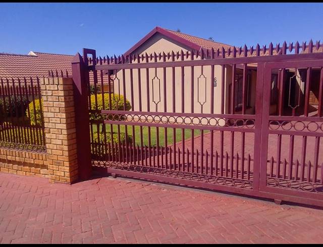 3 BEDROOM HOUSE FOR SALE IN TLHABANE WEST